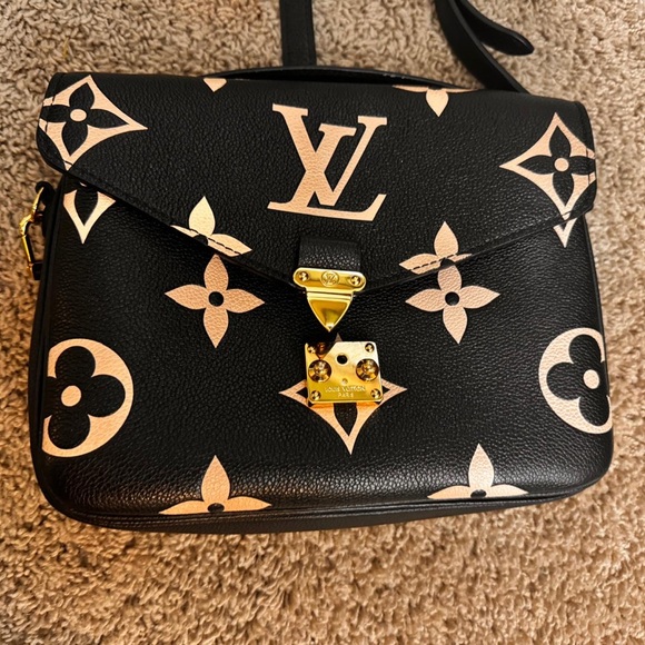 Louis Vuitton
Pochette Metis Bicolor Monogram Empreinte Giant. - Picture 5 of 12